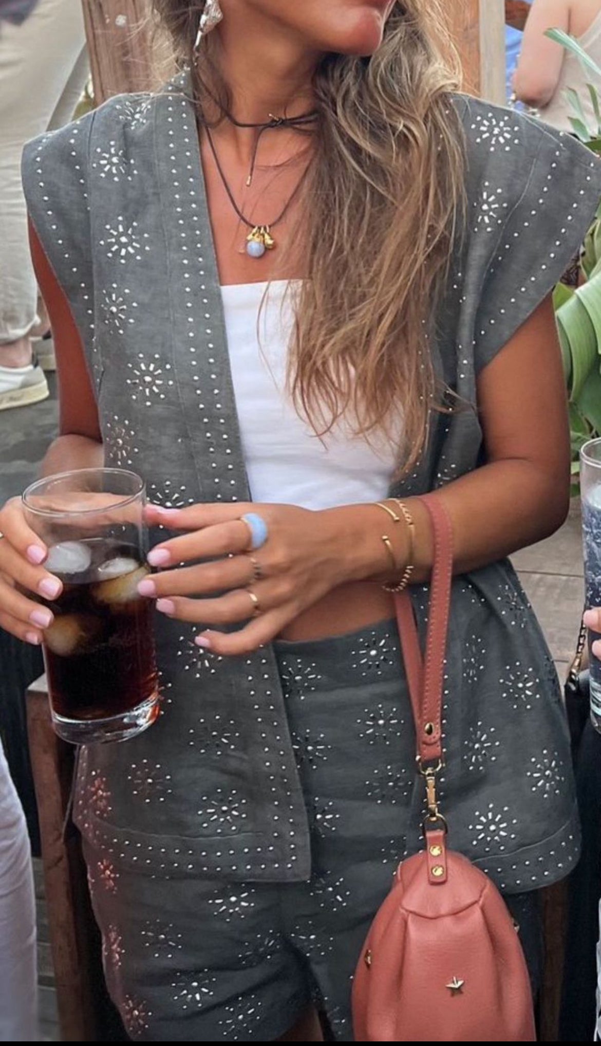 Gilet sans manches Lisbonne en suédine brodée – détails cloutés